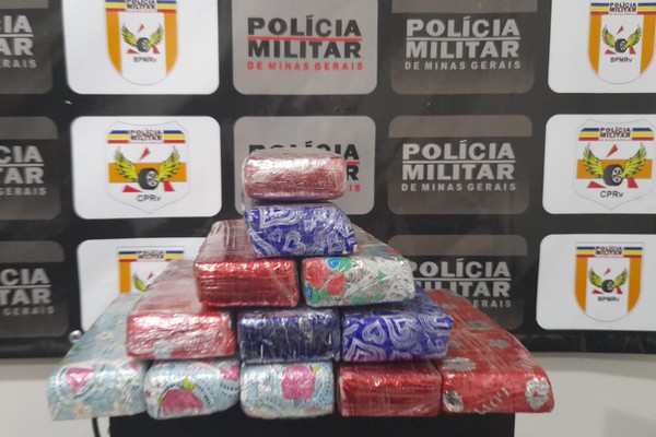 Polícia Militar Rodoviária encontra bolsa cheia de maconha em veículo e prende motorista e passageiro