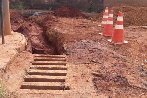 Prefeitura volta a fazer obras na avenida Tomaz de Aquino para acabar com buracos no asfalto