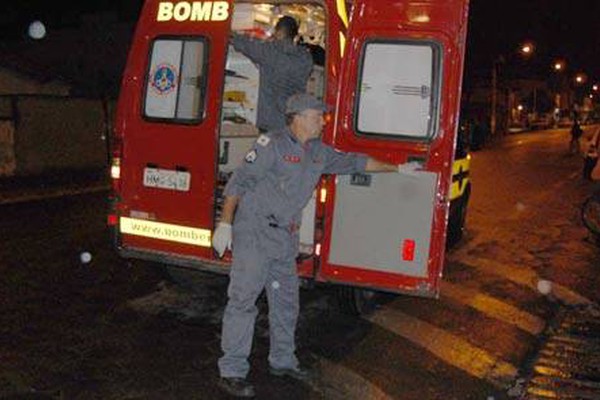 Ciclista se choca contra o poste, é socorrido, mas acaba perdendo a vida