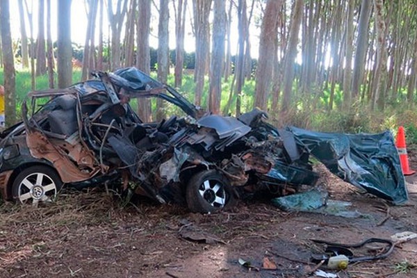 Jovem de 22 anos fica ferido após perder controle de carro e bater em eucalipto em Carmo do Paranaíba