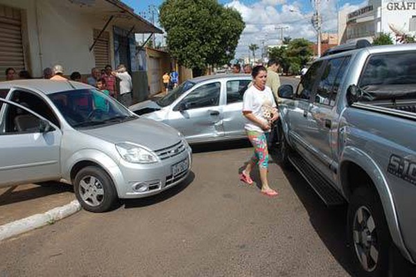 Carros vão parar em cima do passeio em acidente com 3 veículos na Dr. Marcolino