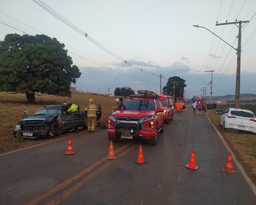 Motorista fica preso entre as ferragens em grave acidente entre caminhão e caminhonete