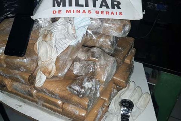 Operação da Polícia Militar termina com cinco presos e duas bolsas cheias de maconha