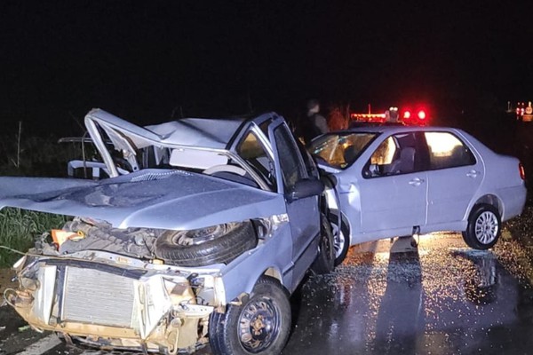 Batida frontal deixa uma pessoa morta e outras 4 feridas durante chuva na MGC 354