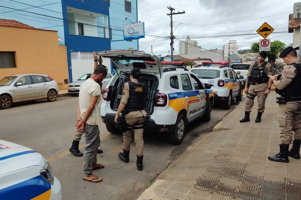 Homem é flagrado furtando carteira dentro de estacionamento e acaba na delegacia em Patos de Minas