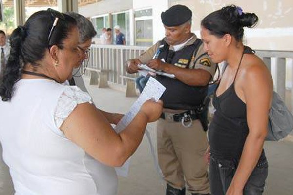 Empresa proíbe embarque e família fica presa na rodoviária sem banho e comida