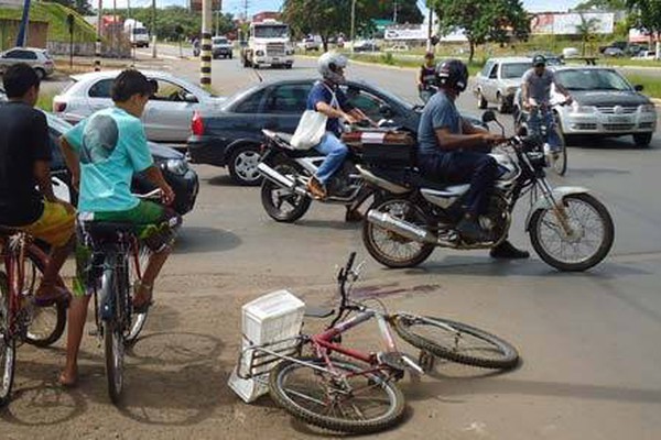 Em manhã de movimento intenso na avenida J.K, ciclista bate e fica ferido