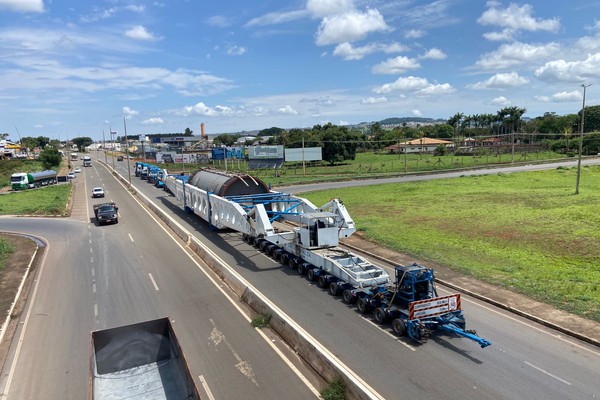 Comboio com carga de mais de 600 toneladas passa pelo Trevo da Pipoca em Patos de Minas