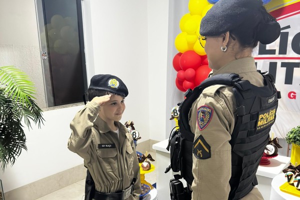 Garotinho que sonha em ser policial militar recebe visita surpresa na comemoração do aniversário