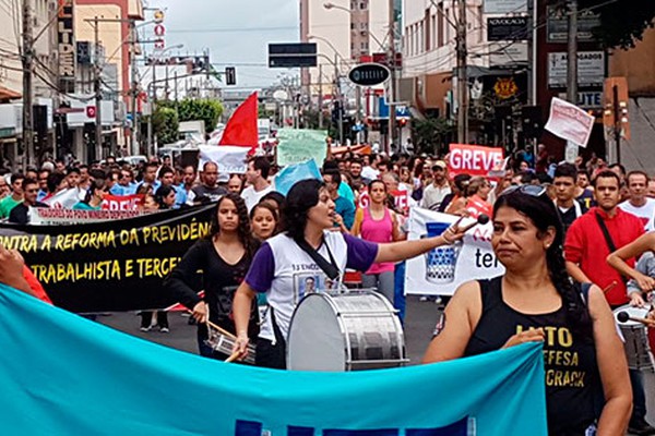 Patos de Minas tem greve e protestos contra reformas Trabalhista e da Previdência