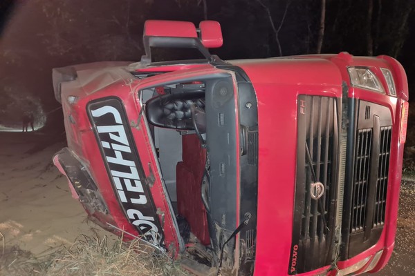 Motorista perde o controle em curva da MG 188 e tomba carreta com 30 toneladas de soja