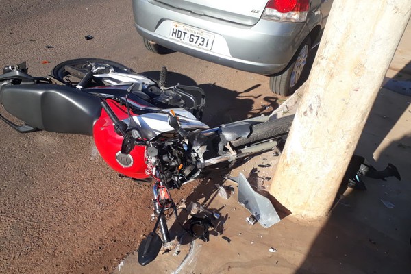 Motociclista fica ferido após perder o controle e bater em poste na avenida Fátima Porto