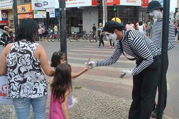 Com alegria, amigos pedem doações e movimentam o centro de Patos de Minas