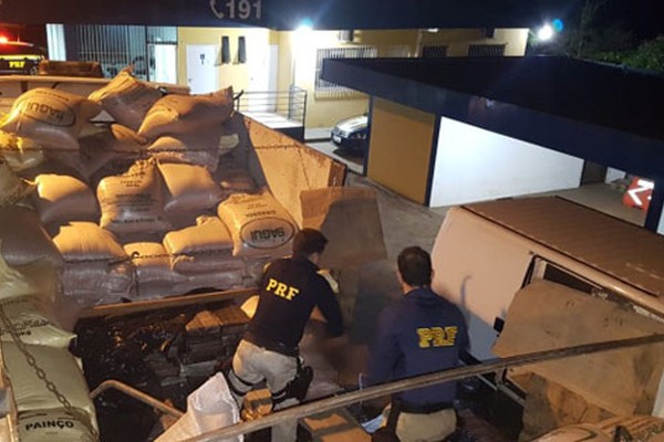 PRF aborda carreta e apreende mais de 2.200 kg de maconha em meio a alpiste 