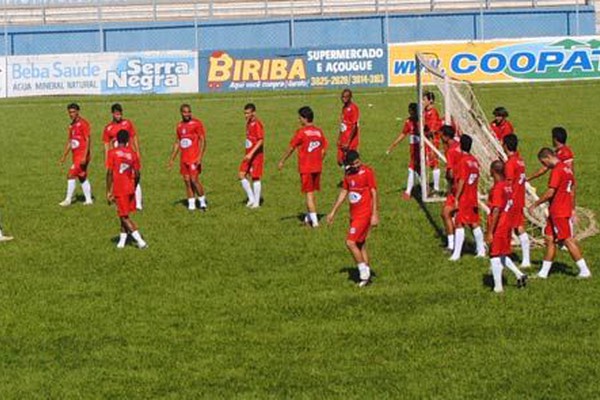 URT corrige posicionamento antes de pegar o Fluminense no Zama Maciel