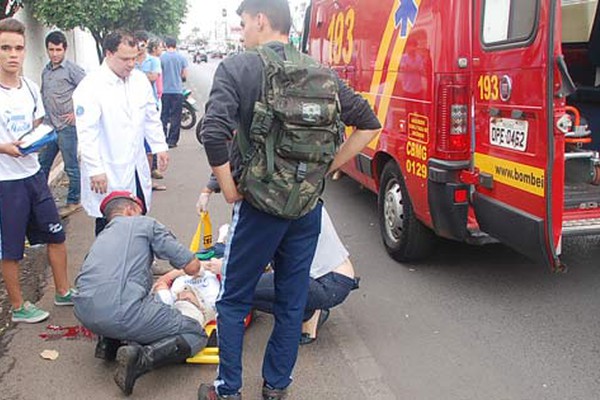 Motociclista foge depois de atropelar e arrastar estudante que voltava da escola em Patos de Minas