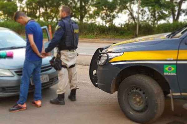 PRF encontra balões de festa cheios de crack escondidos em tanque de combustível de carro