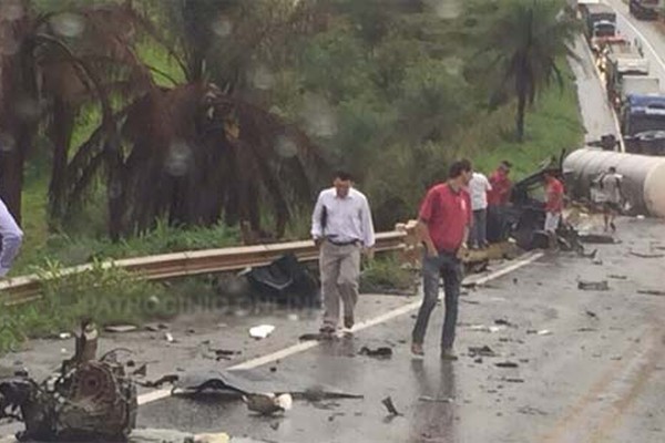 Batida com bitrem em cima de ponte na BR365 mata caminhoneiro e perito da Polícia Civil