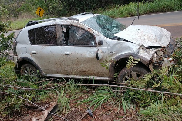 Condutora cochila ao volante, carro sai da pista, capota e deixa três feridos na MG410