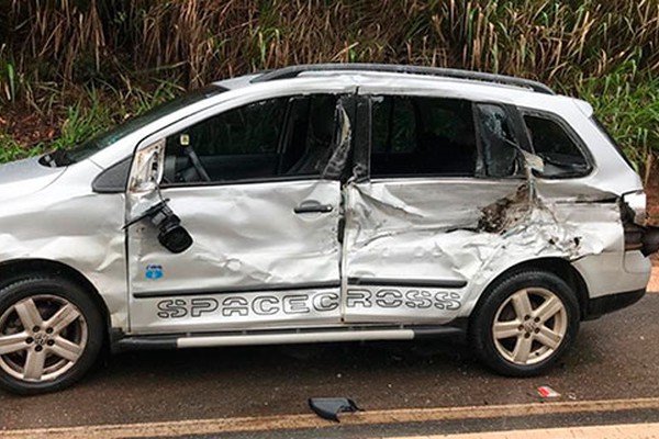 Caminhão atinge carro após invadir pista contrária e 6 pessoas ficam feridas na curva dos Moreiras