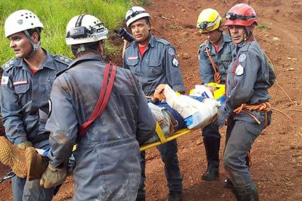 Bombeiros resgatam funcionário que caiu em caixa de loteamento