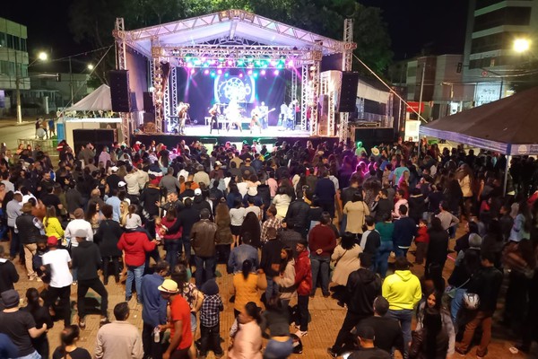 O público pôde assistir sentado na Praça do Fórum ao show da Baby do Brasil neste sábado; Ao Vivo