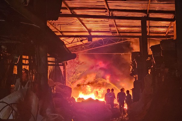 Incêndio atinge empresa de recicláveis, mobiliza bombeiros e tira vizinhos de suas casas