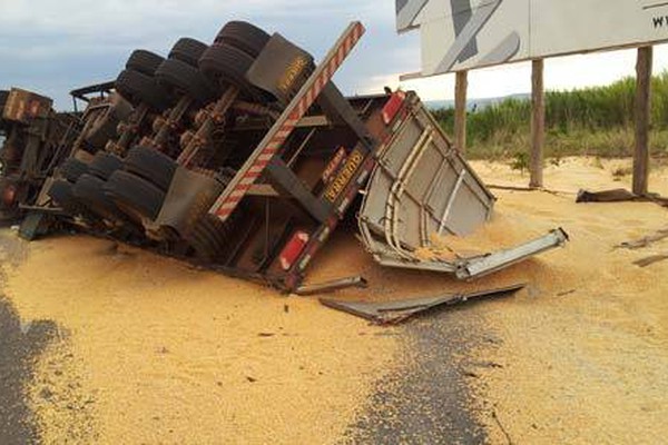 Motorista perde o controle e tomba em contorno da Avenida Marabá