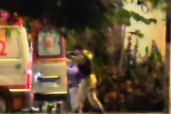 Vídeo mostra policial atirando em paciente dentro de ambulância do Samu; veja o que ocorreu