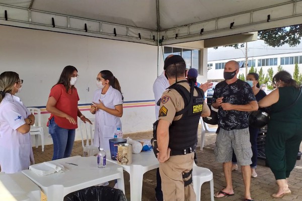 Mensagem falsa causa confusão e Prefeitura suspende vacinação de deficientes visuais