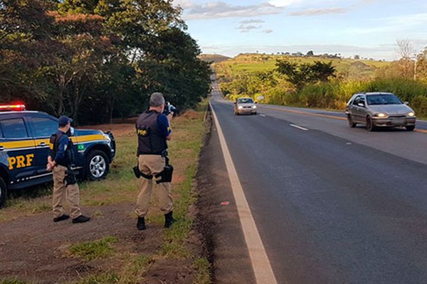 Radar Móvel da PRF flagra motorista a mais de 150km por hora na BR 365 em Patos de Minas