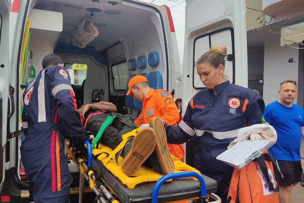 Homem com sintomas de embriaguez é socorrido após cair de bicicleta em Patos de Minas