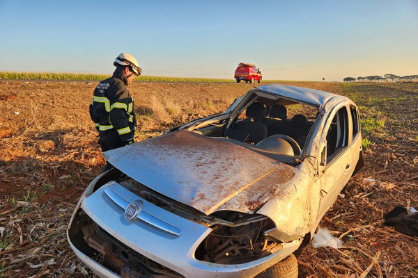 Motorista é socorrido com suspeita de traumatismo craniano após capotar veículo na MG 410