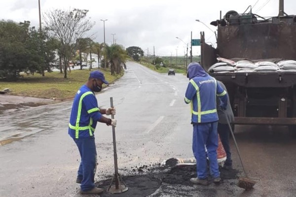 Prefeitura compra pavimento frio para tapar buracos nas vias da cidade durante as chuvas