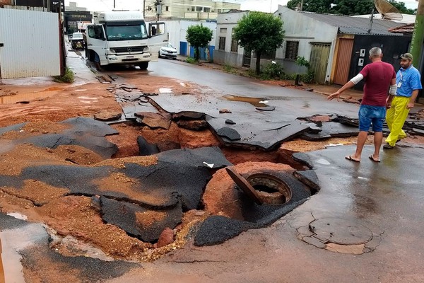 Temporal causa alagamentos e deixa rastro de destruição em Patos de Minas