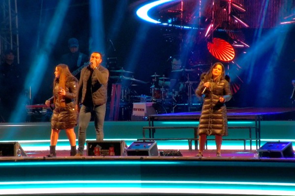 O compositor patense Diego Silveira mostra talento e canta com Maiara e Maraisa; veja ao vivo