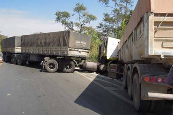 Duas carretas batem de frente e param o trânsito na BR 365 em Patos de Minas