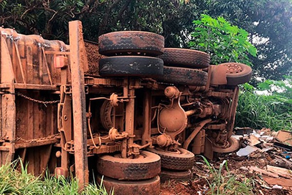 Motorista com CNH AB acaba na delegacia após tombar caminhão na MGC354, em Patos de Minas