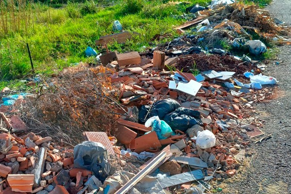 Moradores reclamam da sujeira que toma conta de espaços públicos no bairro Nova Floresta