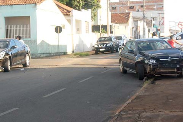 Condutora não percebe placa, avança e atinge veículo que vai parar em cima do passeio