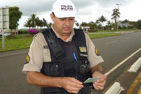 Polícia Rodoviária prende homem com carteira de habilitação falsa na MGC 354