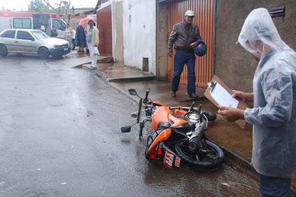 Mototáxi avança parada e é atingido por veículo deixando dois feridos no Colina