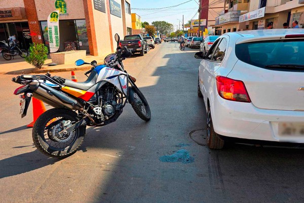 Motorista avança parada obrigatória e causa acidente com moto patrulha da Polícia Militar