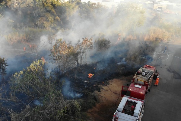 Corpo de Bombeiros age rápido e evita incêndio de grandes proporções no bairro Cidade Nova