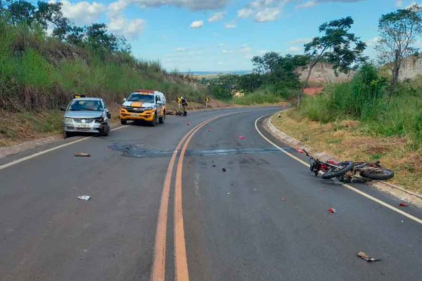 Adolescentes em motos tentam fugir de fiscalização da Polícia, se envolvem em acidente e acabam feridos