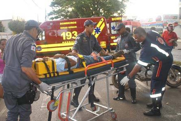 Estudante atravessa rua olhando para trás e é atropelado por motociclista