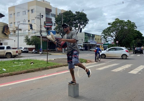 Como vivem os artistas de rua? Colombiano em Patos de Minas conta como é a rotina