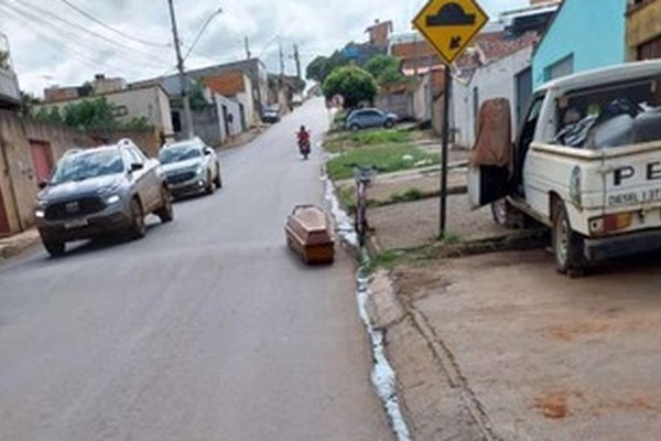 Homem aparece misteriosamente arrastando caixão na rua Joaquim Fubá, em Patos de Minas