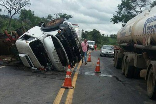 Motorista morre ao perder controle de veículo carregado de remédios na BR-262 em Ibiá