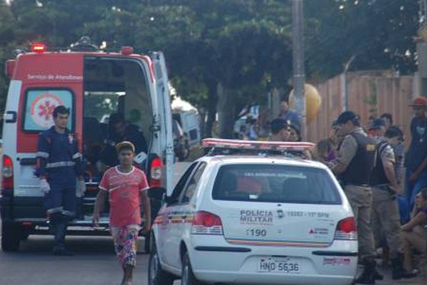 Dupla em moto dispara contra grupo e duas pessoas ficam feridas